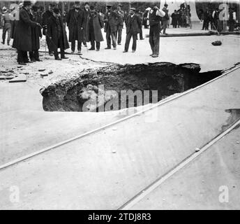 02/28/1910. L'effondrement d'hier sur la Plaza de Oriente. Morceau de la chaussée asphaltée qui s'est effondrée hier matin devant la porte du prince du palais royal. Crédit : Album / Archivo ABC / Ramón Alba Banque D'Images