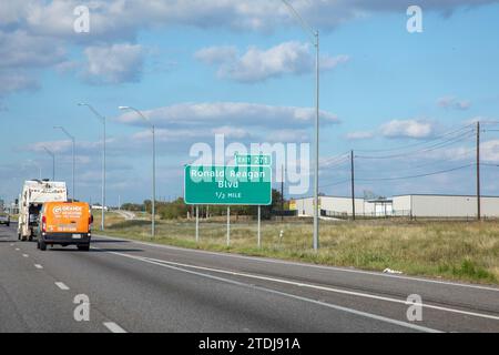 Fort Worth, États-Unis - 3 novembre 2023 : sortie Ronald Reagan boulevard de l'interstae 35 avec circulation dans le soleil de l'après-midi. Banque D'Images