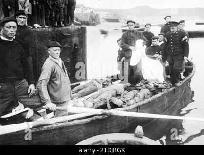12/31/1912. Les victimes de la mer. Arrivée à Fuenterrabía d'un bateau conduisant les trois cadavres récemment retrouvés dans l'épave du bateau de pêche à vapeur Constantino dans lequel 12 pêcheurs ont péri dans la Barra de Fuenterrabía. Crédit : Album / Archivo ABC / Martín Banque D'Images