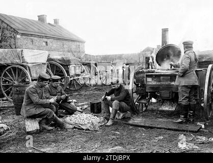 08/01/1915. Les Allemands en campagne. Groupe de soldats préparant le ranch dans une ville occupée en Pologne russe. Photo : A. Grohs -Date approximative. Crédit : Album / Archivo ABC Banque D'Images