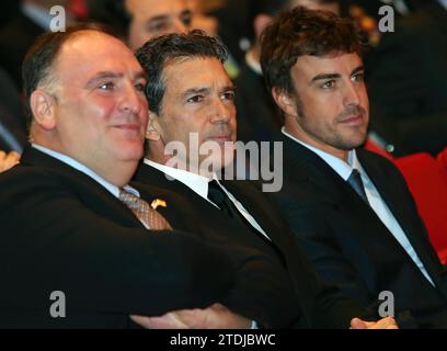 BOADILLA DEL MONTE (MADRID), 02/12/2013.- le Prince et la Princesse des Asturies, qui ont présidé aujourd’hui à la Cité financière de Banco Santander la cérémonie de remise des accréditations aux nouveaux ambassadeurs honoraires de la marque Espagne, parmi lesquels se trouve le pilote de Formule 1 Fernando Alonso (2d), l'acteur Antonio Banderas (3d), le chef José Andrés (derrière, 3d), le directeur du Centre national de recherche sur le cancer, María Blasco (3d) et l'homme d'affaires Isak Andic, posent pour la photo de famille accompagnés, entre autres, par le président du Groupe Santander, Emilio Botín (3d) et le ministre de Banque D'Images