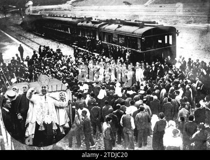 Canfranc, 07/26/1922. Le chemin de fer à Canfranc. Le train à la gare internationale. Dans le cercle, l'évêque de Jaca, Francisco Frutos lors du discours qu'il a donné lors de la bénédiction du convoi. Crédit : Album / Archivo ABC / José Zegri Banque D'Images