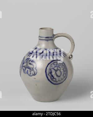 Cruche avec les espions de Canaan, anonyme, c. 1647 cruche de grès sur anneau de support avec un abdomen sphérique et un cou étroit. L'oreille en forme de C est fixée au cou et à l'épaule. Profils sur le cou. Partiellement recouvert de bleu cobalt. Sur l'épaule une bande avec des fleurs estampées et une avec des triangles sur un fond bleu, entre une ligne d'entrée. Le ventre avec trois médaillons imprimés et imposés, le milieu flanqué de lions couronnés. Dans les médaillons, une représentation des espions de Canaan avec l'inscription '1647'. Westerwald. Grès Westerwald. glaçage. vitrification au cobalt (minéral) Banque D'Images