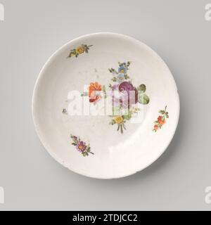 Soucoupe avec bouquet et sprays de fleurs, manufacture impériale de porcelaine, c. 1800 - c. 1849 plat en porcelaine avec un bord lobé, peint sur la glaçure en bleu, rouge, rose, vert et jaune. Sur le plat un bouquet de fleurs différentes (y compris la pivoine) entouré de branches de fleurs. Marqués sur le dessous de la protection, les lettres A et F et les chiffres 33, 24 et I. Porcelaine de Vienne. glaçage. Peinture / vitrification plat en porcelaine avec un bord lobé, peint sur le glaçage en bleu, rouge, rose, vert et jaune. Sur le plat un bouquet de fleurs différentes (y compris la pivoine) entouré de branches de fleurs. Ma Banque D'Images