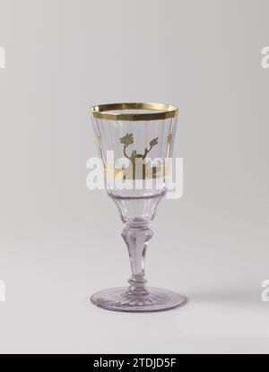 Verre calice avec deux lapins et un chien, anonyme, c. 1725 - c. 1749 pied conique avec décoration coupée d'ellipsen sur le fond. En facettes aiguisées, tribu en forme de balustre avec un disque. Calice aiguisé en forme d'entonnoir à facettes avec fond incurvé concave. Deux lapins et un chien dans un paysage sur le calice à Gilding. Le long du bord supérieur du calice une garniture dorée. Verre Bohemia soufflage / meulage / dorure pied conique avec décoration coupée d'ellipsen sur le fond. En facettes aiguisées, tribu en forme de balustre avec un disque. Calice aiguisé en forme d'entonnoir à facettes avec un ben concave Banque D'Images