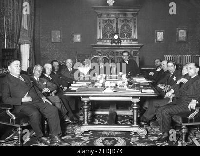 Madrid, 4/15/1931. Après la proclamation de la République, le premier conseil des ministres du gouvernement provisoire se réunit, présidé par Niceto Alcalá Zamora. Sur la photo, de gauche à droite : Diego Martínez Barrio (Communications) ; Álvaro de Albornoz y Liminiana (développement) ; Francisco Largo Caballero (travail-protection sociale) ; Miguel Maura Gamazo (Gouvernement) ; Alejandro Lerroux García (État) ; Niceto Alcalá Zamora (Président) ; Luis Nicolau dOlwer (économie) ; Fernando de los Ríos Urruti (Justice); Indalecio Prieto Tuero (Hacienda) ; Marcelino Domingo Sanjuán (instruction publique a Banque D'Images