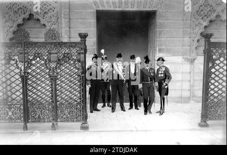 01/31/1908. Séville. Départ du Alcázar de SS.mm., de la mission suédoise qui, présidée par le baron Bolben de Unión (X), est venue en Espagne pour notifier Don Alphonse XIII de l'accession du roi Gustave V au trône de Suède. Photo : barrière. Crédit : Album / Archivo ABC / Juan Barrera Banque D'Images