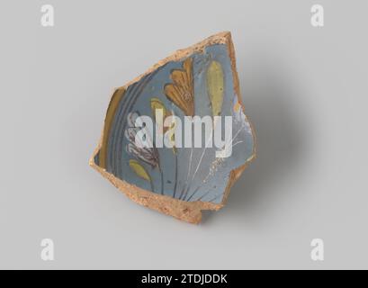 Sharp de ross -Baking faïence, avec anneau de support, à l'avant avec glaçage bleu, sur lequel un bouquet de fleurs en jaune, blanc, bleu, vert et orange, autour de lui des rayures, anonyme, 1600 - 1650 Faïence du nord des pays-Bas. Faïence majolique du nord des pays-Bas glacés. glaçage majolique Banque D'Images