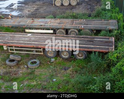 Vieux camions-wagons. Transport abandonné. Vieilles remorques sans toit Banque D'Images