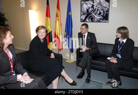 11/26/2005. Barcelone, 11/27/05.- Sommet euroméditerranéen, cordonnier avec la chancelière de la République d'Allemagne, Mme Angela Merkel..FTOS.Elena Carreras....Archdc. Crédit : Album / Archivo ABC / Elena Carreras Banque D'Images