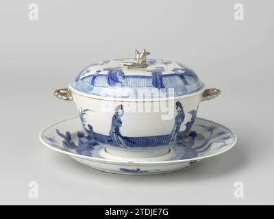 Bol couvert avec support, anonyme, c. 1700 - c. 1724 viennent avec couvercle et underpot en porcelaine avec des oreilles en forme de demi-fleur en biscuit et bouton en métal en forme de fleur, peint en bleu sous-laze et sur l'argent glacé. Sur le bol une représentation continue d'une terrasse clôturée avec deux fois deux femmes (lèvres longues), palmier et bananier ; le couvercle avec la même décoration, maintenant l'une des femmes avec ventilateur ; le plat avec la même décoration, maintenant quatre palmiers et deux bananiers; sur le dos trois branches de pêche. Sur le dessous du bol et le plat marqué de la marque six caractères Banque D'Images