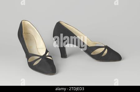 Chaussure de soirée du côté des déchirures noires avec avant-pied ajouré, c. 1935 - c. 1955 Chaussure pour femmes du côté des déchirures noires avec avant-pied ajouré. Modèle : nez arrondi, une feuille de couverture et deux feuilles latérales. L'avant du talon haut est droit vers le bas dans un angle arrondi. Le côté et l'arrière du talon sont inclinés à l'intérieur, ce qui rend le talon plus étroit vers le bas. Le talon est recouvert d'un côté déchiré noir. Apprendre derrière avec 4 clous au talon écrasé et semelle en cuir noir. Feuilles latérales et page de couverture doublées de cuir ivoire. La semelle intérieure est en cuir gris -blanc. Décoration : deux pneus transversaux posés sur t Banque D'Images