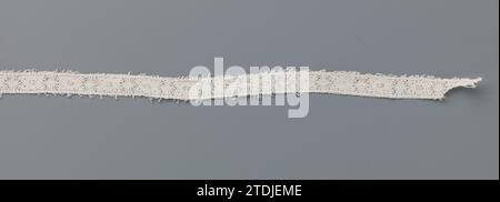 Bande de canette avec farine stylisée entre deux lignes verticales et ovales sur un batiste rectangulaire, anonyme, c. 1600 - c. 1624 bande de canette de couleur naturelle, côté vieux flamand ou côté canette hollandais. La bande est attachée à un fragment rectangulaire étroit de lin batist, peut-être un reste d'une feuille. Le côté a un motif qui se compose de lignes droites verticales, entre lesquelles se trouve une fleur stylisée. Sur la ligne centrale, la fleur est flanquée à gauche et à droite par une heure de pointe couchée, qui coupe toujours la ligne verticale. Les motifs sont faits dans la bataille de lin avec des évidements, il n'y en a guère Banque D'Images