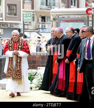 Valence, 07/08/2006. Visite du Pape Benoît XVI à Valence pour la V rencontre mondiale des familles. Le Pape a dit une prière accompagnée des princes et des autorités à la station de métro Jesús. Photo : Ignacio Gil ARCHDC. Crédit : Album / Archivo ABC / Ignacio Gil Banque D'Images