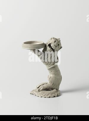 Navire (navire de sable) porté par un lion, anonyme, c. 1700 - c. 1799 cuve (baril de sable) de grès sur une base en forme de coeur avec une brèche de pneu. Le vaisseau peu profond avec des lignes inclinées est soutenu par un lion rugissant. Westerwald. Grès Westerwald. Cuve de vitrification émaillée (tonneau de sable) en grès sur une base en forme de coeur avec un parcours de pneu. Le vaisseau peu profond avec des lignes inclinées est soutenu par un lion rugissant. Westerwald. Grès Westerwald. vitrification de glaçure Banque D'Images