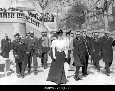 04/10/1907. Reine Cristina visitant l'asile de miséricorde avec son entourage et accompagnée du maire de la ville. Crédit : Album / Archivo ABC Banque D'Images