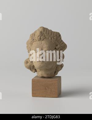 Tête d'une sculpture, anonyme, fragment 1300 - 1500 (tête), librement altéré avec coiffure aplatie, rosette de bijoux au-dessus de la tête. Sur un piédestal. Terre cuite indonésienne (matériau argileux). Sokkel : fragment de bois (matière végétale) (tête), librement altéré avec coiffure aplatie, rosette de bijoux au-dessus de la tête. Sur un piédestal. Terre cuite indonésienne (matériau argileux). sokkel : bois (matière végétale) Banque D'Images