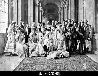 Madrid, 1/12/1906. Photo de groupe du mariage de l'Infante Doña María Teresa avec l'Infante Don Fernando María de Baviera. 1. SAR la Princesse Pilar de Bavière ; 2, l ' enfant D. Carlos ; 3, Princesse Luisa de Bavière ; 4, Prince George de Bavière ; 5, Infant Luis de Orleans y Borbón ; 6, Infante Isabel ; 7, S.M. la Reine María Cristina ; 8, SAR le Prince Henry de Bavière ; 9, Infante Isabel Teresa ; 10, Infante Eulalia; 11, Infante D. Alfonso ; 12, Infante Paz ; 13, Infant Alphonse de Orléans y Borbón ; 14, S.M. le Roi Alphonse XIII ; 15, S.A.R. le Prince Adalbert de Bavière ; 15, Infante María Teresa ; 17, Prince Ludwig Banque D'Images