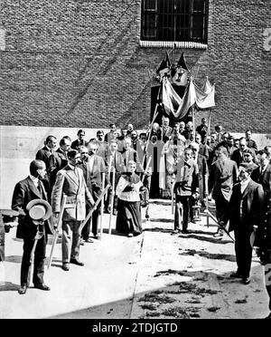 05/24/1912. Communion de Pâques à la prison Modelo. Procession du Saint Sacrement vérifié après la messe et la communion des détenus, pour apporter le Saint Sacrement aux prisonniers malades. Crédit : Album / Archivo ABC / Rivero Banque D'Images