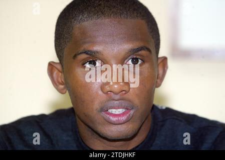 11/06/2005. Madrid 7-11-05 FCBarcelone avant Samuel EToo visite la rédaction ABC.. Photo:Ángel de Antonio... Archdc. Crédit : Album / Archivo ABC / Ángel de Antonio Banque D'Images