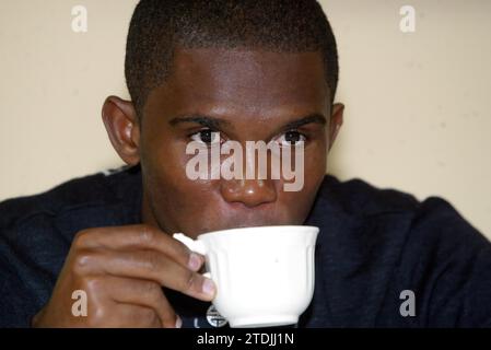 11/06/2005. Madrid 7-11-05 FCBarcelone avant Samuel EToo visite la rédaction ABC.. Photo:Ángel de Antonio... Archdc. Crédit : Album / Archivo ABC / Ángel de Antonio Banque D'Images