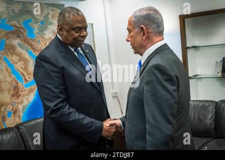 Tel Aviv, Israël. 18 novembre 2023. Le secrétaire à la Défense Lloyd J. Austin III salue le Premier ministre israélien Benjamin Netanyahu à tel Aviv, Israël, le 18 décembre 2023. Austin et Brown se sont rendus en Israël pour rencontrer leurs homologues et souligner l'engagement inébranlable des États-Unis envers le droit d'Israël à se défendre conformément au droit international humanitaire. (Photo DoD par Chad J. McNeeley via crédit : SIPA USA/Alamy Live News Banque D'Images