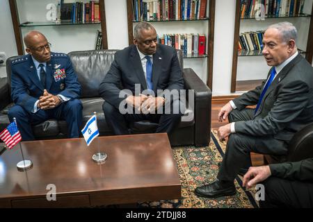 Tel Aviv, Israël. 18 novembre 2023. Le président des chefs d’état-major interarmées, le général C.Q. Brown, Jr. Et le secrétaire à la Défense Lloyd J. Austin III, rencontrent le Premier ministre israélien Benjamin Netanyahu à tel Aviv, Israël, le 18 décembre 2023. Austin et Brown se sont rendus en Israël pour rencontrer leurs homologues et souligner l'engagement inébranlable des États-Unis envers le droit d'Israël à se défendre conformément au droit international humanitaire. (Photo DoD par Chad J. McNeeley via crédit : SIPA USA/Alamy Live News Banque D'Images