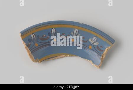 Sharp of ross - faïence de cuisson, avec glaçage bleu au sommet avec une bordure peinte avec des cercles semi-circulaires et des points, brun, orange et blanc, anonyme, 1600 - 1650 faïence des pays-Bas du Nord. Faïence majolique du nord des pays-Bas glacés. glaçage majolique Banque D'Images