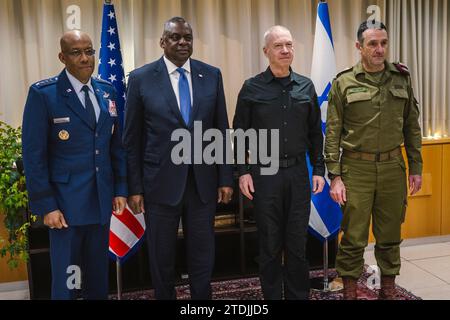 Tel Aviv, Israël. 18 novembre 2023. Président des chefs d'état-major interarmées, le général C.Q. Brown, Jr., le secrétaire à la Défense Lloyd J. Austin III, le ministre israélien de la Défense Yoav Gallant et le chef d'état-major israélien Herzi Halevi à tel Aviv, Israël, le 18 décembre 2023. Austin et Brown se sont rendus en Israël pour rencontrer leurs homologues et souligner l'engagement inébranlable des États-Unis envers le droit d'Israël à se défendre conformément au droit international humanitaire. (Photo DoD par Chad J. McNeeley via crédit : SIPA USA/Alamy Live News Banque D'Images