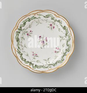 Assiette, peinte avec guirlandes suspendues bouquets, fabrication Oud-Loosdrecht, c. 1778 - c. 1782 assiette en porcelaine. Bord festonné avec bordure dorée. Peint sur le bord avec quatre guirlandes de pois déposés ruban en vert et blanc, dont des bouquets de fleurs violettes pendent. Au milieu, trois violettes attachées ensemble avec un ruban en violet, vert, jaune et bleu. Le long du bord rocailles en or. Loosdrecht porcelaine assiette en porcelaine. Bord festonné avec bordure dorée. Peint sur le bord avec quatre guirlandes de pois déposés ruban en vert et blanc, dont des bouquets de fleurs violettes pendent. Au milieu Banque D'Images