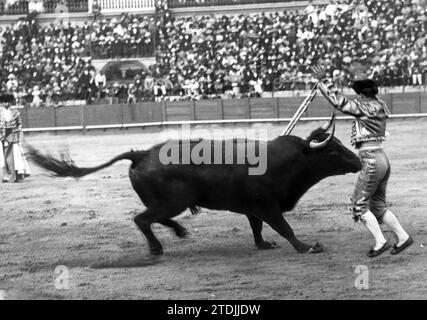 Séville, 04/19/1912. Deuxième course de la foire d'avril. Rafael Gómez 'el Gallo', mettant en place une bonne paire de drapeaux. Crédit : Album / Archivo ABC / Juan Barrera Banque D'Images