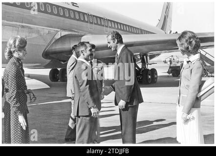 03/27/1976. Le Roi Hussein de Jordanie, accompagné de son épouse la Reine Alia, est arrivé à l'aéroport de Barajas où ils ont été reçus par sa Majesté. Les rois d'Espagne. Crédit : Album / Archivo ABC / Manuel Sanz Bermejo Banque D'Images