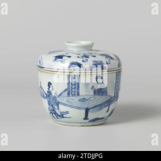 Pot couvert avec trois femmes dans un jardin et jouant des garçons, anonyme, c. 1680 - c. 1720 pot à couvercle en porcelaine, le couvercle avec bouton en forme d'anneau, peint en bleu sous-laze. Sur le pot une scène continue avec deux femmes à une table «Go» jouant devant un écran et une troisième debout avec un objet dans sa main ; le couvercle avec cinq garçons jouant dans un paysage avec des rochers et des plantes, dans le bouton en forme d'anneau une feuille d'artemisia. Marqué sur le dessous avec la marque à quatre personnages de Keizer Chenghua. Bleu blanc. Porcelaine de Chine. glaçage. Cobalt (minéral) peinture / vitrification couvercle en porcelaine pot, le couvercle Banque D'Images