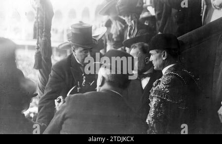 05/01/1912. Bilbao. Ricardo Torres (Bombita) dans la boîte présidentielle consultation avec les autorités (maire) sur la possibilité de poursuivre le 4e Bull. Crédit : Album / Archivo ABC / Ricardo Santalo Banque D'Images