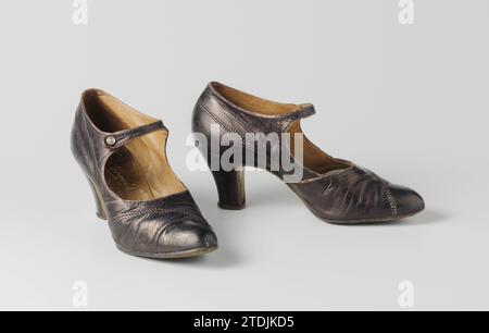 Chaussure à bande en cuir doré tournant avec lanière de cheville avec fil d'or, c. 1925 Chaussure pour femme en cuir de tourelle dorée avec lanière de cheville avec fil d'or. Modèle : nez pointu arrondi, une couverture et deux feuilles latérales. A propos de la couture où les deux feuilles latérales se rejoignent sur le talon un pneu de cuir de tourelle d'or. La découpe de la feuille de couverture à mi-chemin jusqu'au jaune. Les panneaux latéraux sont perpendiculaires au couvercle. Une sangle de cheville est fixée au drap latéral droit. Sur la feuille latérale gauche se trouve, via un œil en métal, un Knoop beige changeant avec un bouton de couleur métal au milieu. L'avant de Banque D'Images