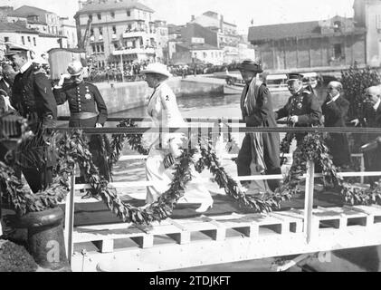 07/31/1913. Aux régates de Gijón. SM le Roi (1), SM la Reine (2), et SM l'Infante Doña Luisa (3), au retour des Régates, accompagnés des autorités. Crédit : Album / Archivo ABC / Francisco Goñi Banque D'Images