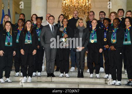 Paris, France. 18 décembre 2023. Au lendemain de leur titre mondial contre les Norvégiens (31-28), les joueuses de l'équipe de France féminine de handball seront reçues par le président Emmanuel Macron et Brigitte Macron à l'Elysée à Paris le 12 décembre 2023. (Photo de Lionel Urman/Sipa USA) crédit : SIPA USA/Alamy Live News Banque D'Images