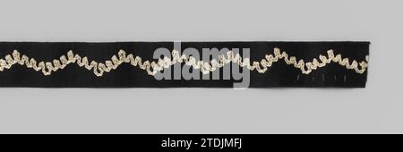 Rouleau de ruban de satin noir avec ligne ondulée brodée en blanc sur carton, Gustav Schnitzler, c. 1900 - c. 1925 rouleau de ruban de satin noir avec ligne ondulée brodée en blanc sur carton. Soie Nijmegenfrance. satin. Broderie carton rouleau ruban de satin noir avec ligne ondulée brodée en blanc sur carton. Soie Nijmegenfrance. satin. broderie en carton Banque D'Images