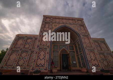 Mur carrelé de Ulugh Beg Madrasa à Samarkand, Ouzbékistan. Vue des détails des décorations extérieures, espace de copie pour le texte Banque D'Images