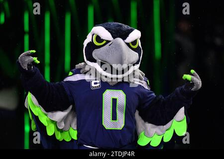 Seattle, WA, États-Unis. 18 décembre 2023. La mascotte des Seahawks, Blitz, attire la foule avant le match de football NFL entre les Eagles de Philadelphie et les Seahawks de Seattle à Seattle, WA. Steve Faber/CSM/Alamy Live News Banque D'Images