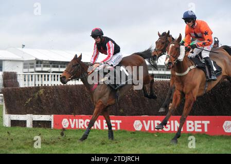 Course à Cheltenham jour 2 de la Christmas Meet Race 3 la quintessence handicap Chase L2R Funambule Sivola pilotée par Charlie Deutsch et Ma Banque D'Images