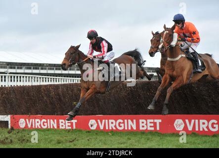 Course à Cheltenham jour 2 de la Christmas Meet Race 3 la quintessence handicap Chase L2R Funambule Sivola pilotée par Charlie Deutsch et Ma Banque D'Images