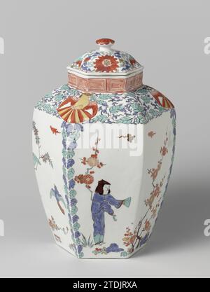 Deux vases à couvercle, manufacture de porcelaine Meissener, c. 1725 - c. 1730 vase avec couvercle en porcelaine peinte. Le vase est peint avec trois représentations, séparées les unes des autres par des pucerons verticaux de part et d'autre de trois des six côtes: deux hérons dans les roches et les plantes à fleurs, deux oiseaux dans une tourbière de bambou, des roches et des fleurs et une figure féminine avec un éventail et une branche de fleur dans les mains avec une branche de fleur. Le vase est une copie d'après l'exemple japonais. Le vase est marqué. Vase en porcelaine float avec couvercle en porcelaine peinte. Le vase est peint avec trois représentations, séparées de l'eac Banque D'Images