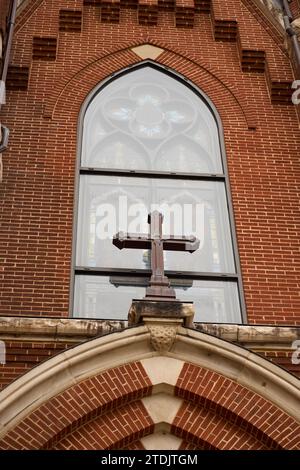 Foi architecturale : la croix emblématique et la fenêtre gothique de la cathédrale Saint-Paul de Birmingham, Alabama. Banque D'Images