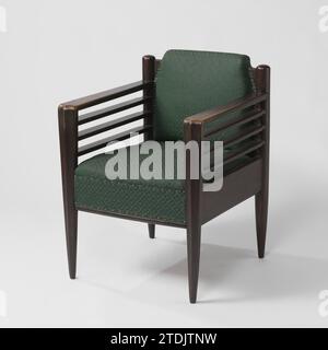 Fauteuil recouvert d'un revêtement en plastique vert et avec des parois latérales composées de trois lignes plates, Piet L. Kramer, c. 1920 - c. 1930 fauteuil rouge en bois d'orme rincé reposant sur quatre jambes qui rajeuniront vers le bas. Les pattes avant contiennent un profil à l'avant et se prolongent dans les bras. Les pattes postérieures continuent dans les arrière-styles et ont un sommet arrondi. Les parois latérales se composent de trois lignes plates. Une règle large a été installée au-dessous et au-dessus que les accoudoirs sont posés dans les arrière-styles. Le dossier et le siège en plastique vert avec un motif de losange et des rosettes sont recouverts de clous en cuivre. T Banque D'Images