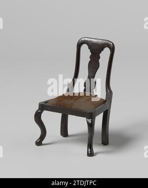 Chaise, le dos avec feuille centrale en forme de vase, le siège avec velours bordeaux, anonyme, c. 1800 - c. 1899 chaise d'acajou. Le dos est ouvert avec une feuille centrale en forme de vase. La chaise a une fenêtre ouverte en forme de trapèze avec un siège lâche avec du velours bordeaux. Amsterdam (peut-être) acajou (bois). Velours (tissu tissé) chaise d'acajou. Le dos est ouvert avec une feuille centrale en forme de vase. La chaise a une fenêtre ouverte en forme de trapèze avec un siège lâche avec du velours bordeaux. Amsterdam (peut-être) acajou (bois). velours (tissu tissé) Banque D'Images