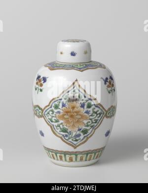 Pot couvert avec des têtes de ruyi et des fleurs, anonyme, c. 1700 - c. 1724 couverture de pot en porcelaine, peint sur la glaçure en bleu, rouge, vert, jaune, aubergine et noir. Sur le couvercle, une pivoine stylisée avec des branches et des fleurs saupoudrées. Une fissure dans le couvercle. Famle verte. Porcelaine de Chine. glaçage. Peinture / vitrification couvercle de pot en porcelaine, peint sur la glaçure en bleu, rouge, vert, jaune, aubergine et noir. Sur le couvercle, une pivoine stylisée avec des branches et des fleurs saupoudrées. Une fissure dans le couvercle. Famle verte. Porcelaine de Chine. glaçage. peinture / vitrification Banque D'Images