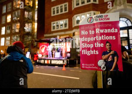 Londres, Royaume-Uni. 18 décembre 2023. Une pancarte vue rayée sur le bord de la route devant le Home Office à Londres pendant la manifestation. Des personnes se sont rassemblées au Home Office à Londres pour protester contre le racisme et le plan de déportation des réfugiés au Rwanda par le gouvernement britannique à l'occasion de la Journée internationale des migrants du Royaume-Uni. Crédit : SOPA Images Limited/Alamy Live News Banque D'Images