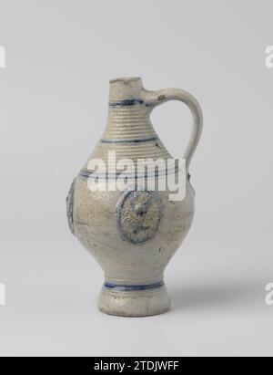 Cruche à trois armoiries, anonyme, c. 1600 - c. 1649 cruche en grès sur une base haute avec un corps en forme d'oeuf et un col effilé. L'oreille en forme de C est fixée au cou et à l'épaule. Un large profil de pneu sur le cou et l'épaule, certains étroitement. Partiellement recouvert de bleu cobalt. Sur l'abdomen trois fois imprimé et imposé arme avec une croix sur le bouclier, des feuilles de vignes et un signe de casque ailé. Lignes bleues sur le cou et le pied. Westerwald. Grès Westerwald. glaçage. Bidon de vitrification cobalt (minéral) en grès sur une base haute avec un corps en forme d'oeuf et un col conique. L'oreille en forme de C est Banque D'Images