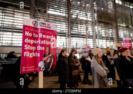 Londres, Royaume-Uni. 18 décembre 2023. Une pancarte vue rayée sur le bord de la route devant le Home Office à Londres pendant la manifestation. Des personnes se sont rassemblées au Home Office à Londres pour protester contre le racisme et le plan de déportation des réfugiés au Rwanda par le gouvernement britannique à l'occasion de la Journée internationale des migrants du Royaume-Uni. Crédit : SOPA Images Limited/Alamy Live News Banque D'Images